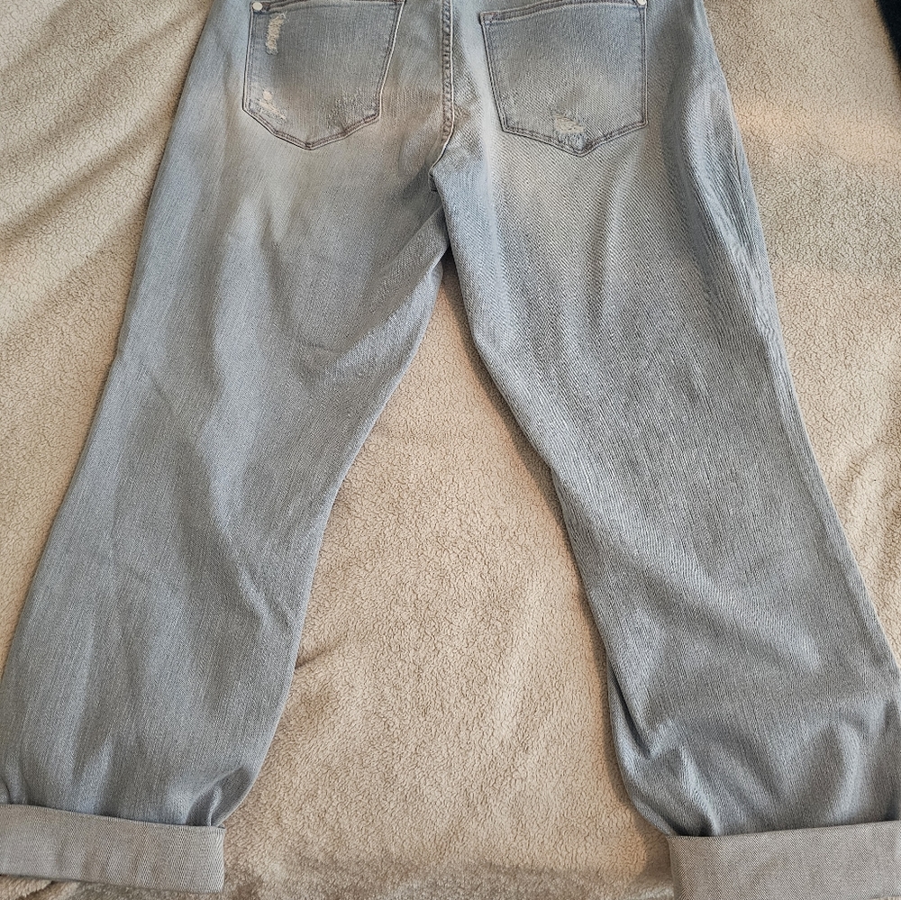 NWT Judy Blue 15 Mid-Rise Distressed Boyfriend Capris in Light Wash - Picture 6 of 7